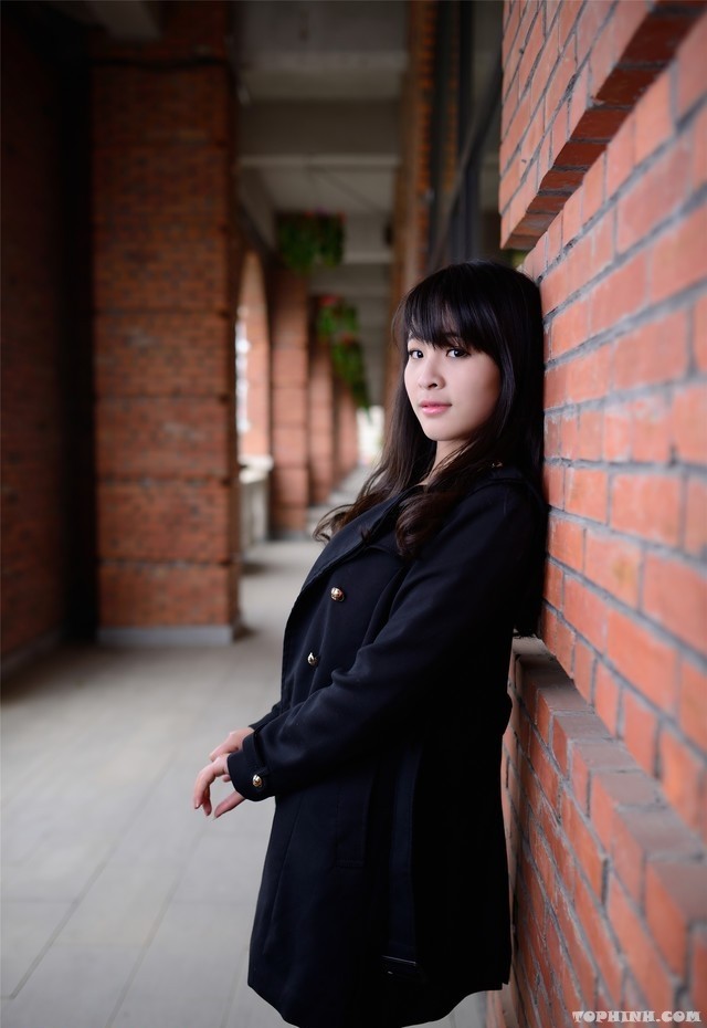 Teen Cute châu Á dịu dàng khoe dáng trên đường phố