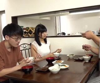 Bố lẽn vào phòng con dâu đụ lồn lúc nữa đêm